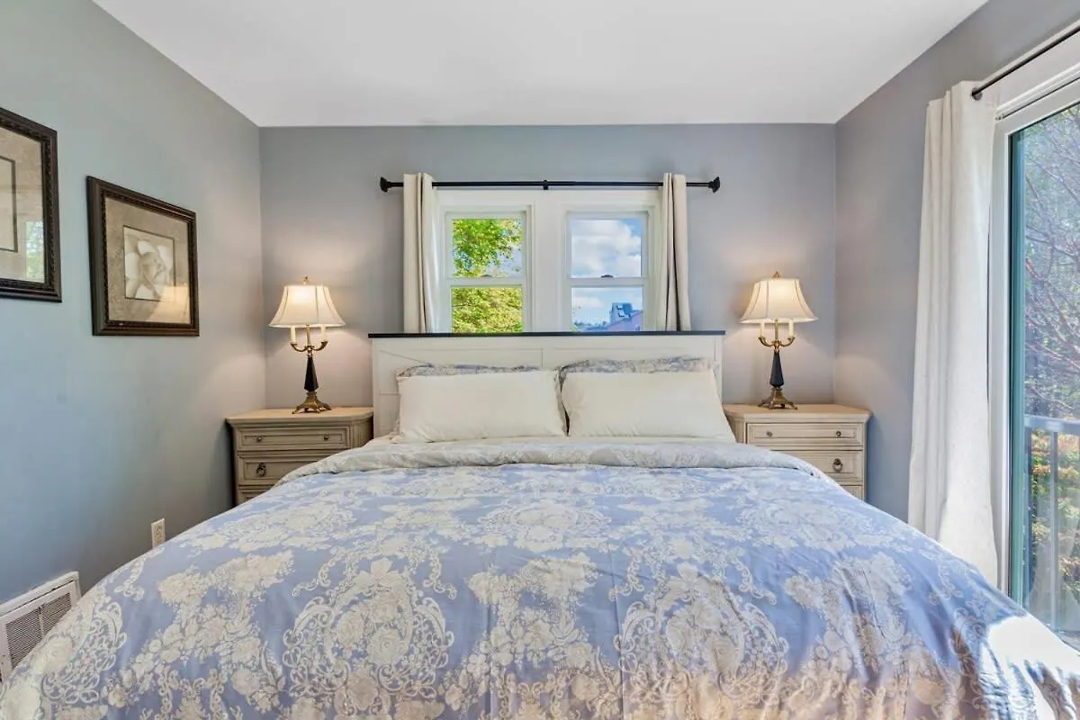 Queen Anne Charm Near Tech Hubs & Entertainment Seattle USA