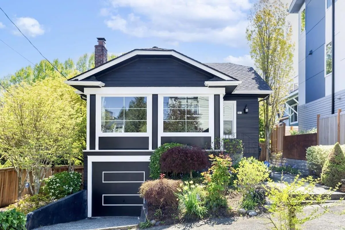 Queen Anne Charm Near Tech Hubs & Entertainment Seattle